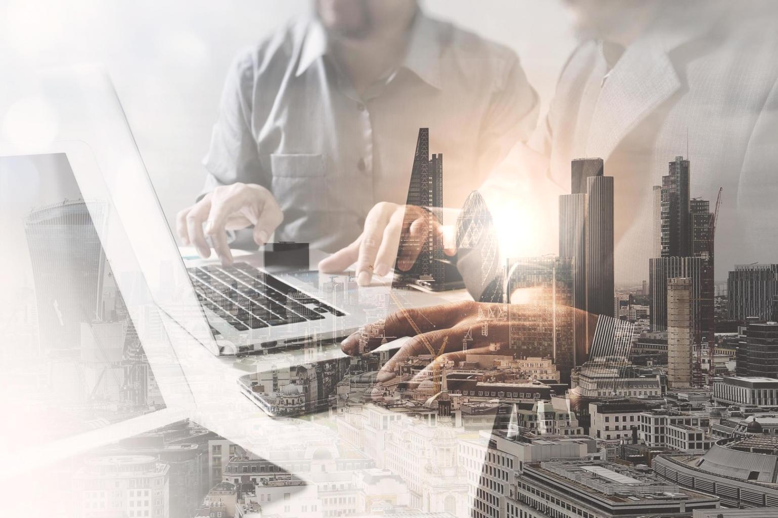 Persona trabajando en computadora revisando contenido web