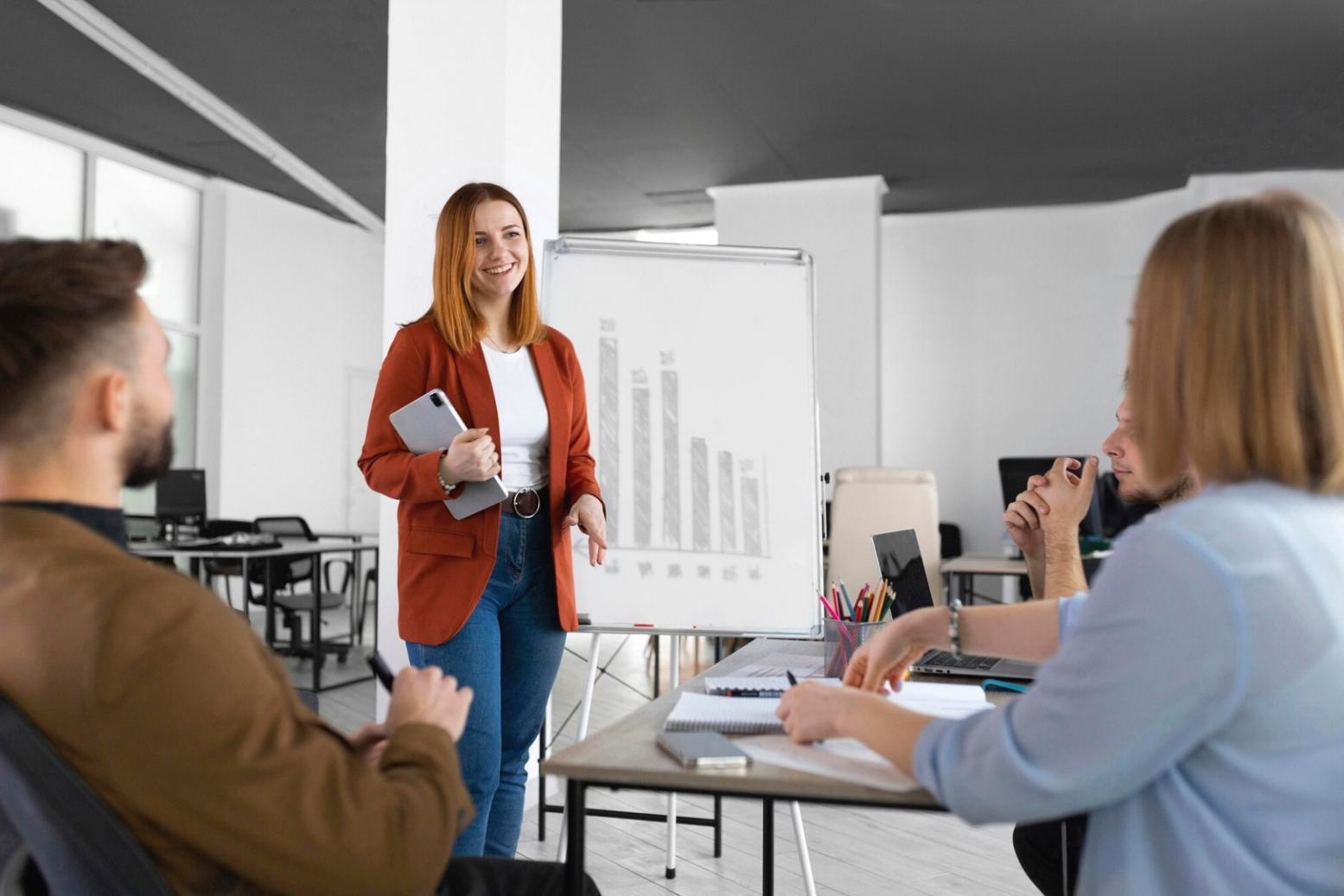 Estudiantes trabajando en estrategias de link building colaborativo